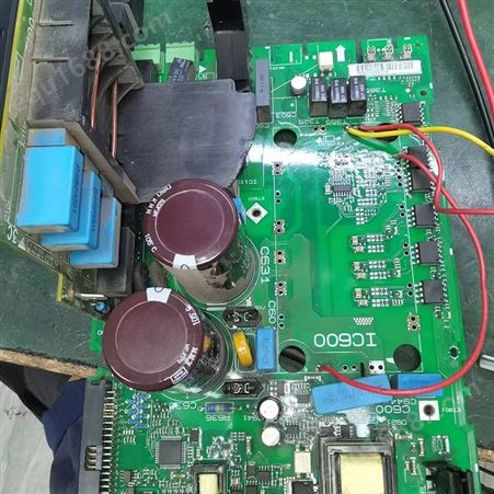 注塑机丹佛斯变频器故障维修 开机上电报警w66低温 维修驱动电路板